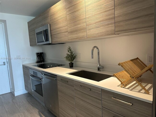 Building Photo - 121 NE 34th St