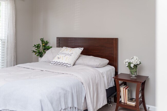 Building Photo - 3 Bedroom Flat, End unit Apartment - Available at Woodlands with $500 deposit. Ask your leasing a...