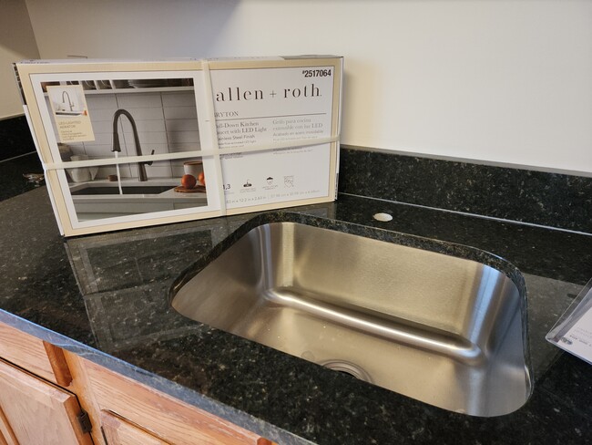 Granite Kitchen counter - 5045 Dorchester Cir