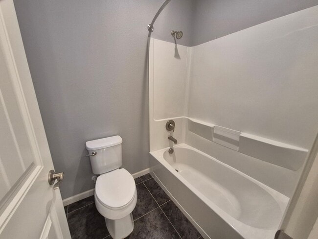 Building Photo - 4 Bedroom 2.5 bath Available now