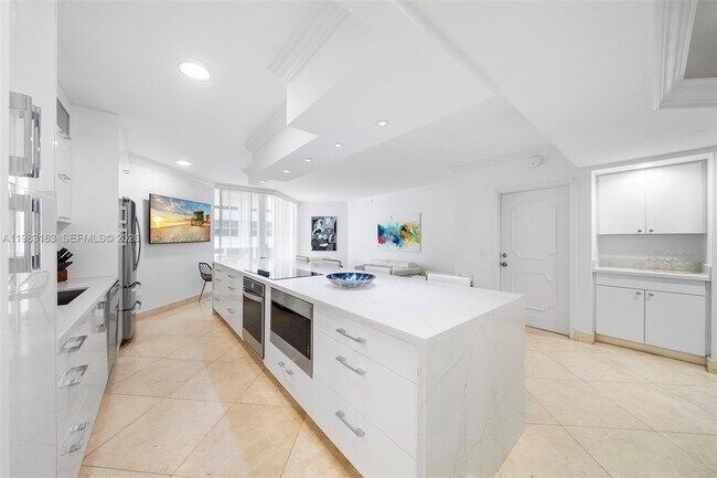 Building Photo - 4775 Collins Ave