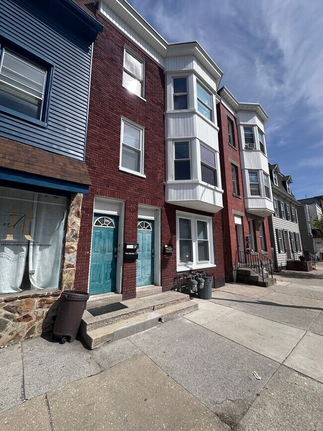 Building Photo - 565 W Market St