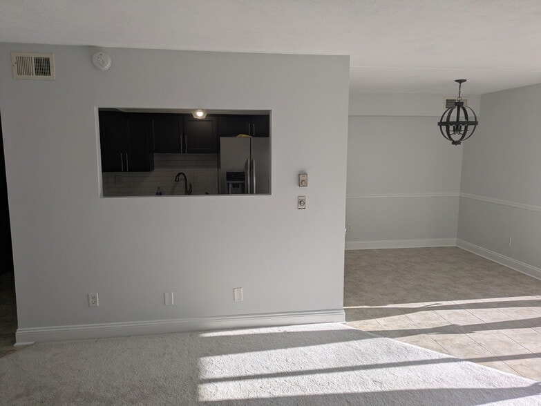 Building Photo - 1015 Forest Green Dr