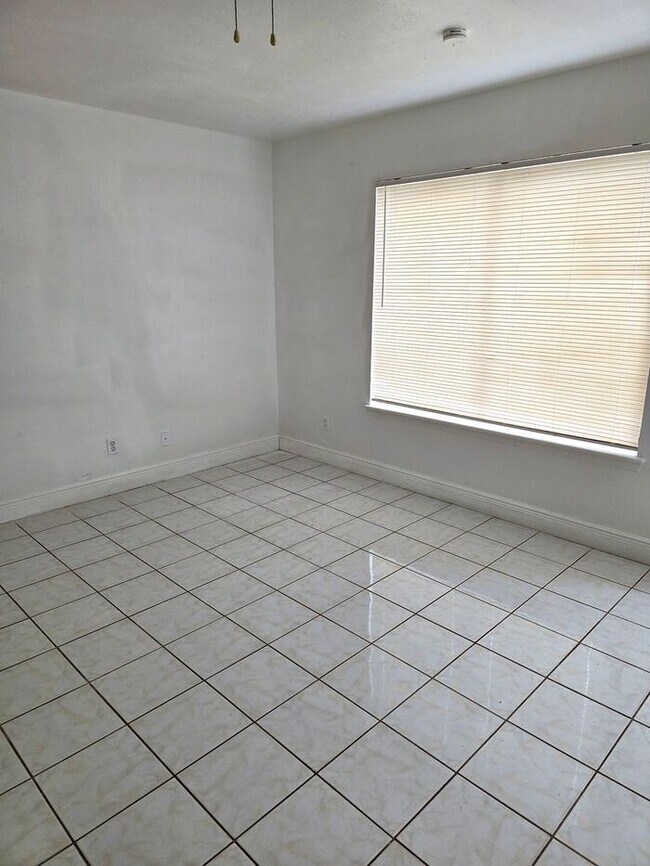 Building Photo - Large Two bedrooms with a cover patio