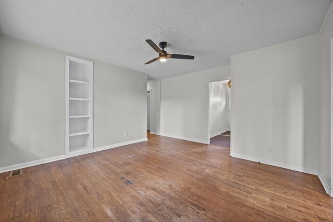 Building Photo - 3 Bedroom 2 Freshly Remodeled Bathrooms