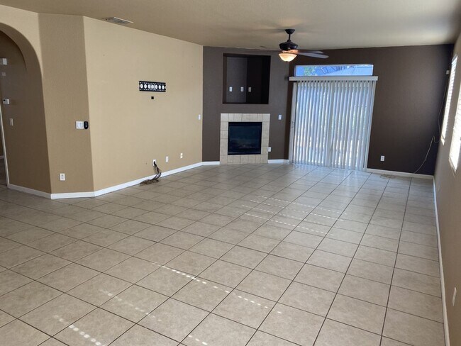 Building Photo - Newer 3 Bed, 2 Bath with HUGE Kitchen and ...