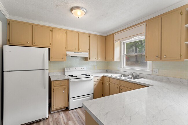 Building Photo - 1301 Roundtree Dr