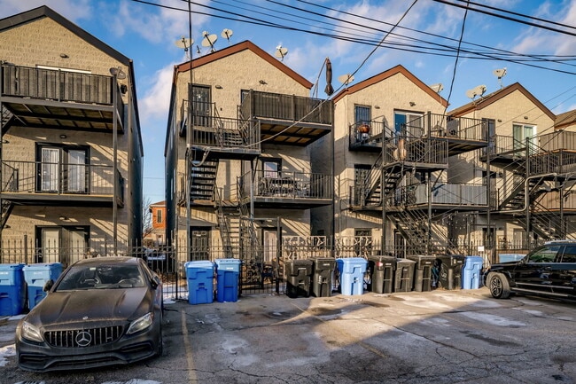 Building Photo - 6641 W Belmont Ave