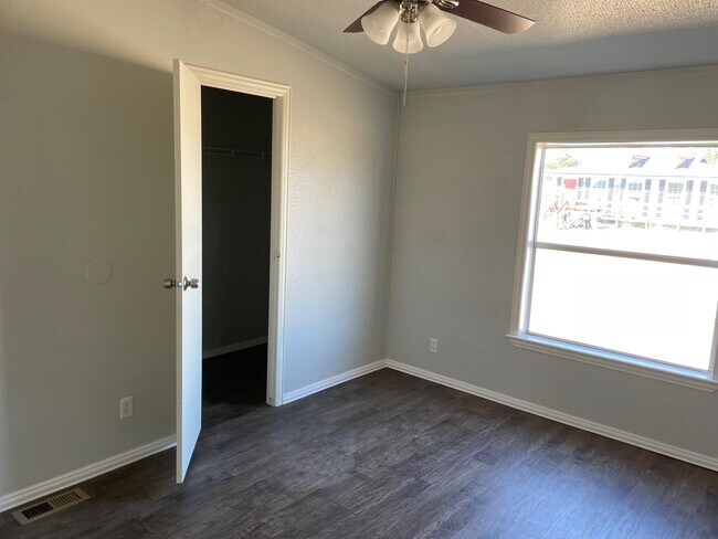 Building Photo - 113 Sparrow Dr