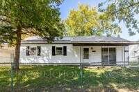 Building Photo - Charming 3-Bedroom Home with Large Fenced ...