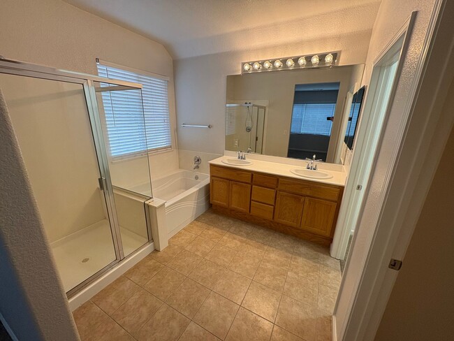 Building Photo - Great Two Story Large Bedroom, Bath Downst...