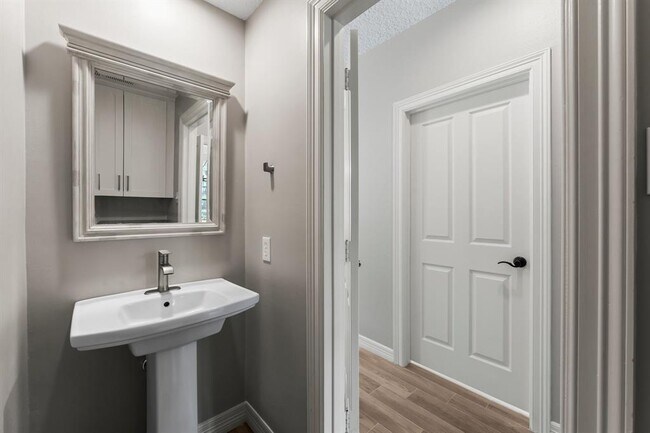 Building Photo - 6 Woodmere Pl