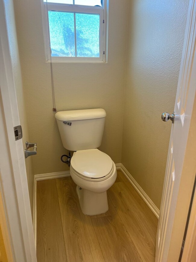 Building Photo - Eastlake Beauty 3 bedroom, 2.5 Bath