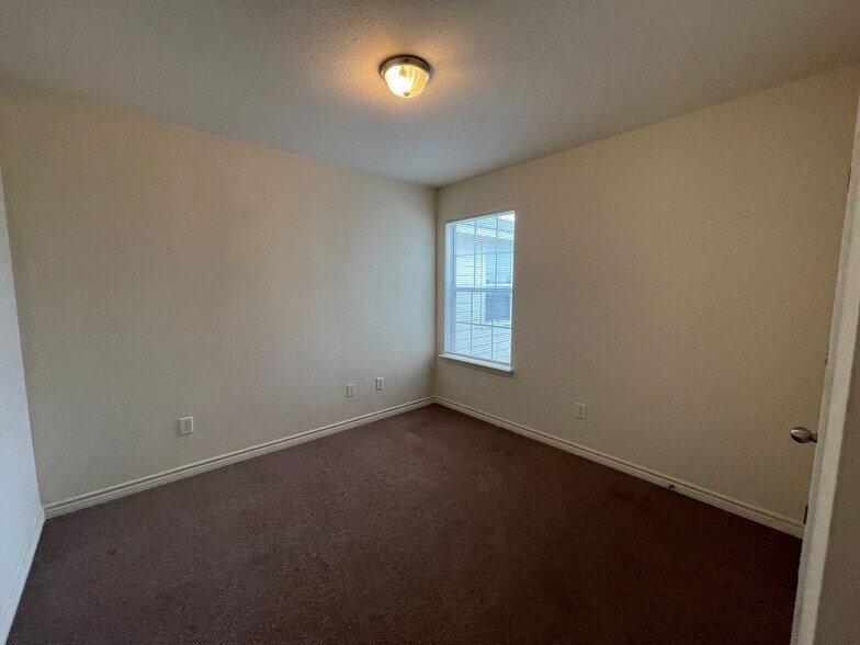 Building Photo - 4006 Cambridge Dr