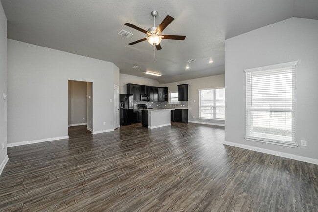Building Photo - Bright & Cozy Home