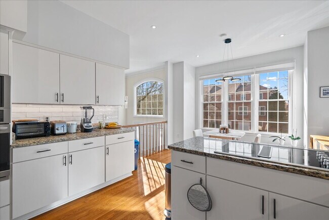 Building Photo - Beautiful End-Unit Townhome with Spacious Interior and Outdoor Living