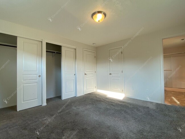 Building Photo - Central Oregon Living: Bright Home with Fi...
