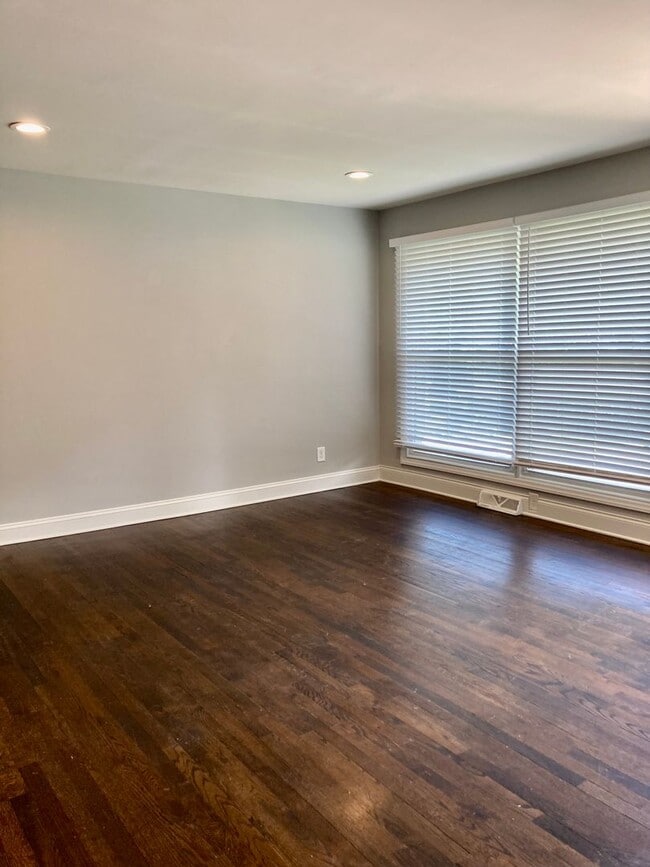 Building Photo - Impeccable 2 Bedroom, Fully Renovated in N...