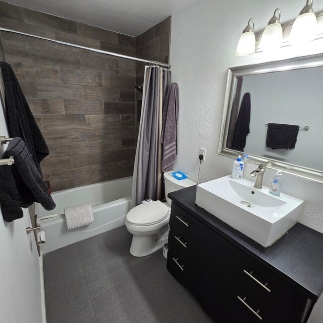 Building Photo - 1048 Monte Largo Dr NE