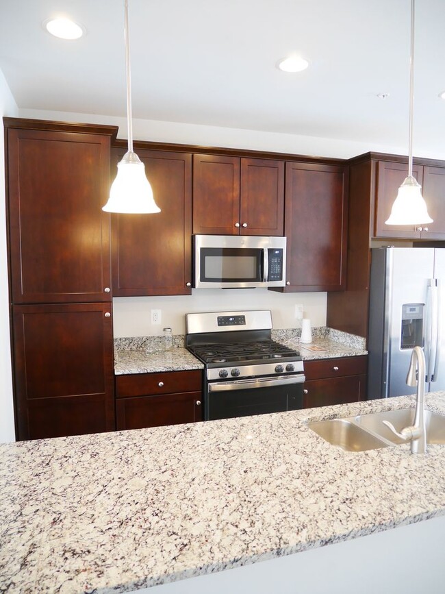Building Photo - Stunning 3 Bedroom End Unit Townhome