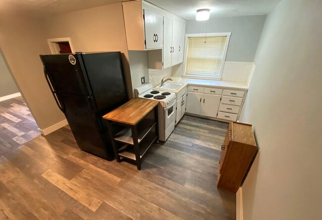 Building Photo - Spacious 5 Bedroom Home Perfectly Located ...