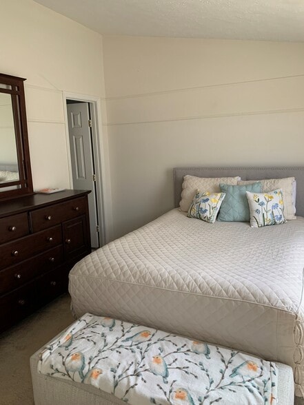 Upper-level bedroom - 1269 Seminole Dr