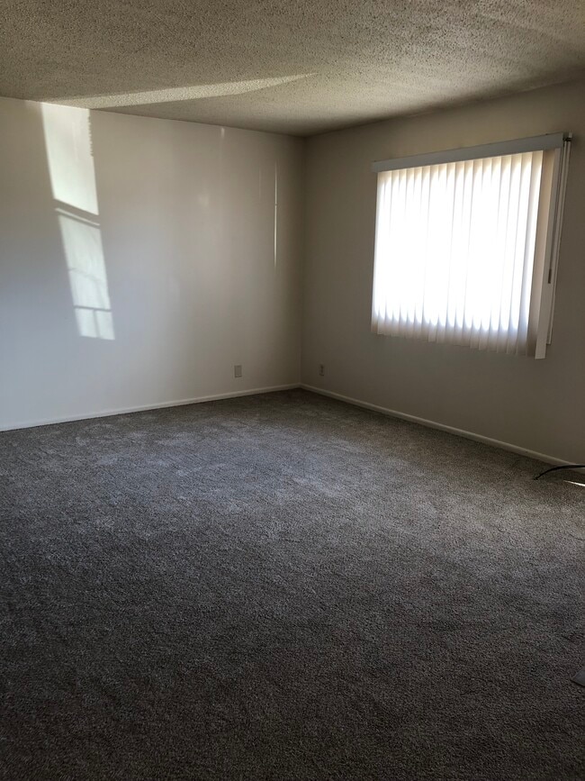 Building Photo - 2220 Chanticleer St