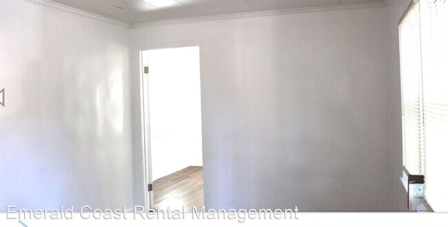 Building Photo - 3 br, 1 bath House - 25 Oak Street