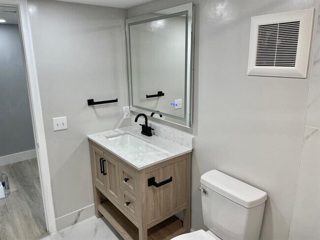 Building Photo - 156 NE 20th Ct