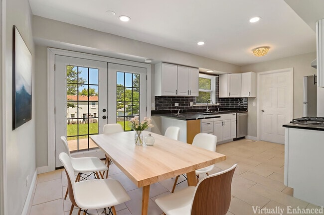 Building Photo - 2208 Kensington Dr