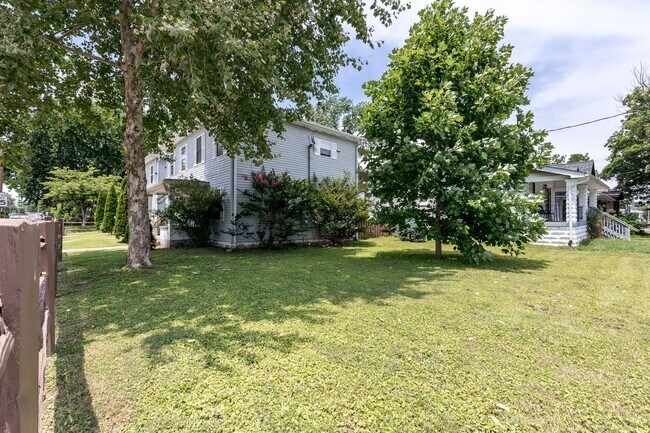 Building Photo - 705 M St