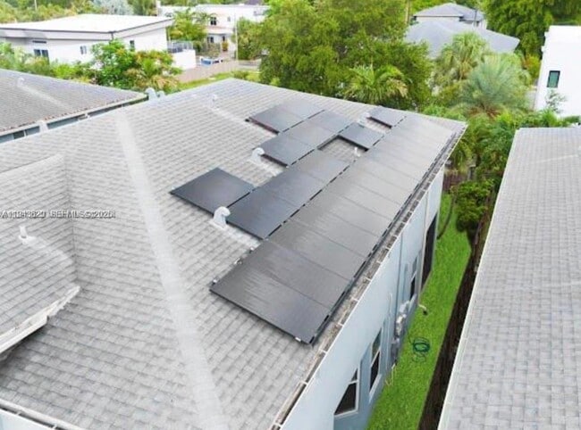 Building Photo - 1139 NE 3rd Ave