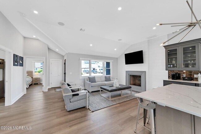 Building Photo - 347 Bay Ln