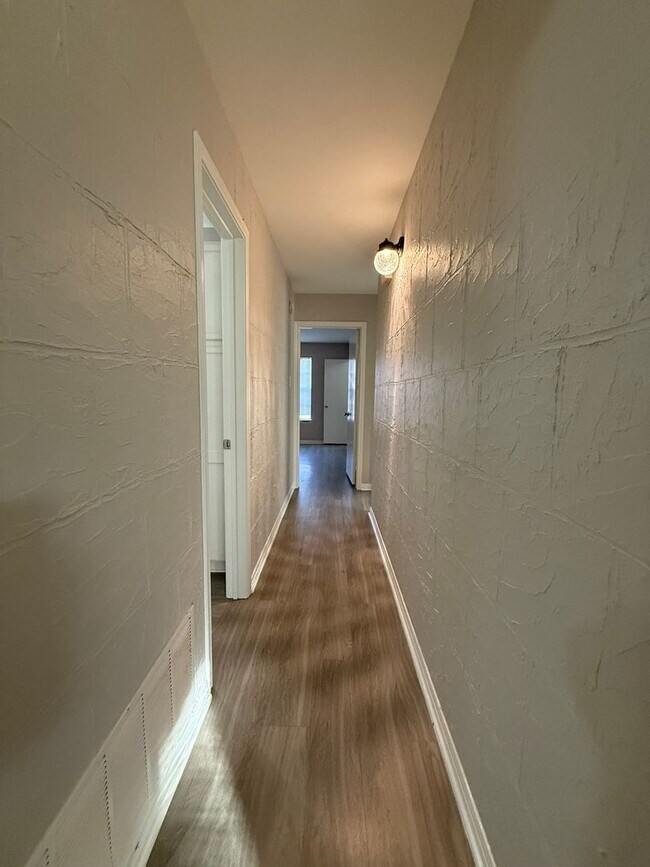 Building Photo - Yik Properties #1 (1904 Alex Ave)