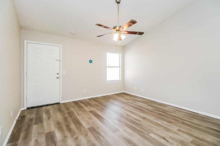 Building Photo - 4119 E San Pedro Ave