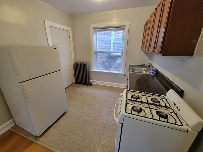 Building Photo - 4824 N Avers Ave