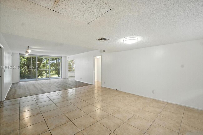 Building Photo - 3850 Oaks Clubhouse Dr