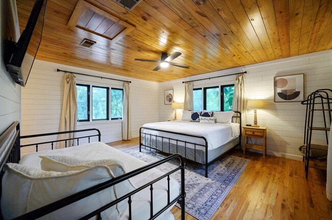 Building Photo - 47 White Pne Rd