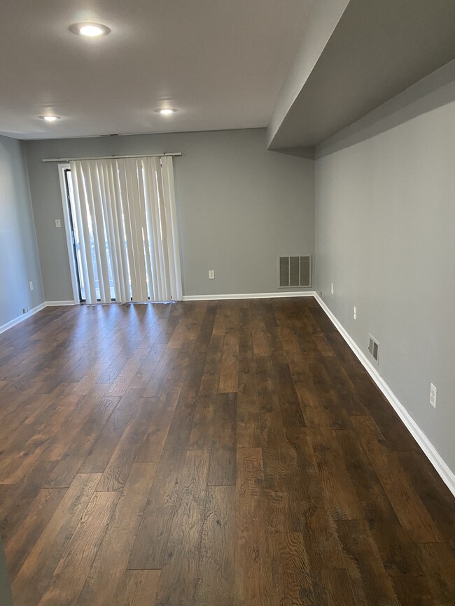 Living - 907 Woodbridge Commons Way