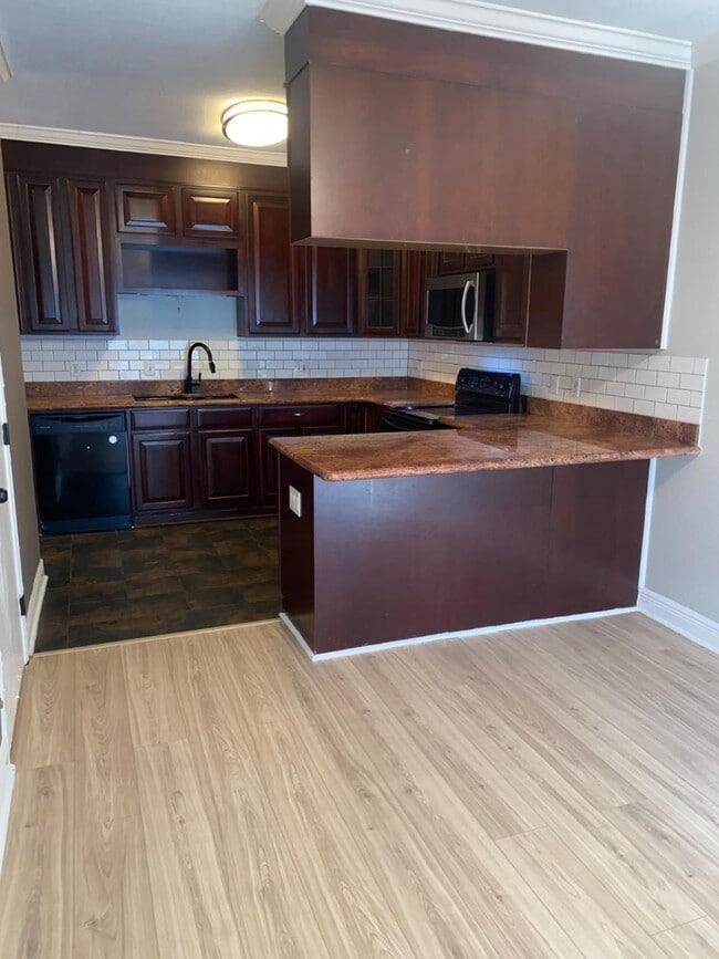 Building Photo - 2100 Tanglewilde St