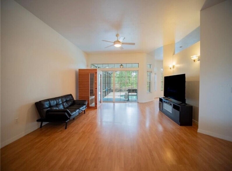 Building Photo - 720 NW Zack Dr