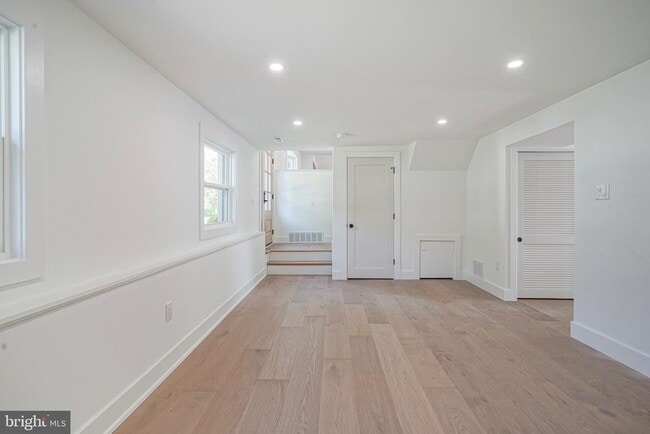 Building Photo - 316 Farmdale Rd