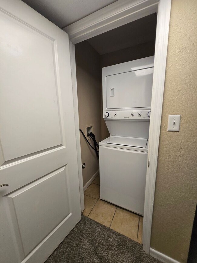 Building Photo - 2 bedroom, 2 bath/1st Floor Unit in Hawthorne Reserve