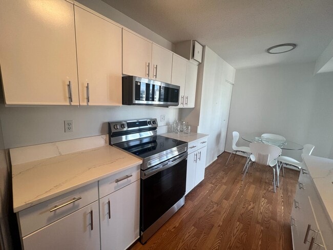 Building Photo - 1600 N Oak St