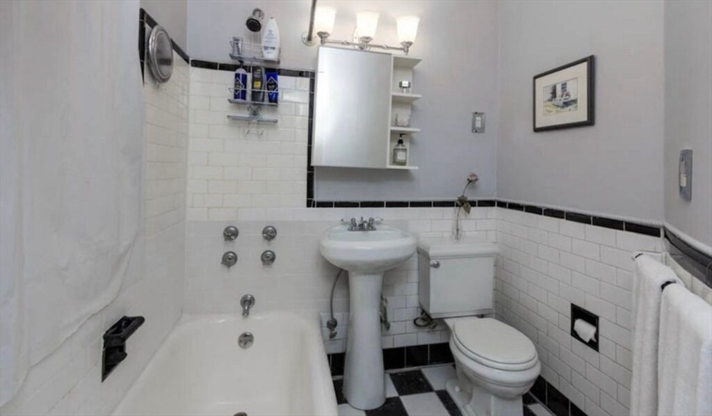 Building Photo - 261 Beacon St