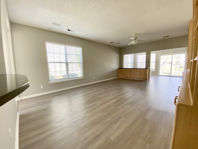 Building Photo - Beautiful Three Bedroom Home Sun City Home!