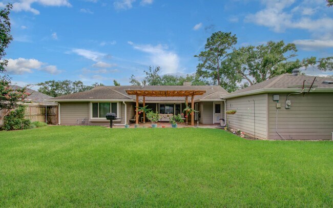 Building Photo - 9818 Emnora Ln