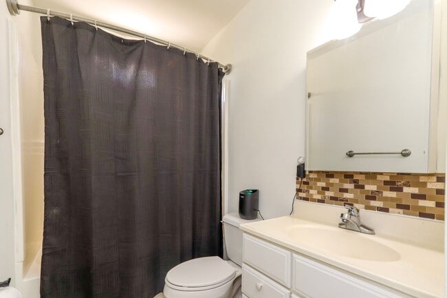 Building Photo - 614 Sedgefield Dr