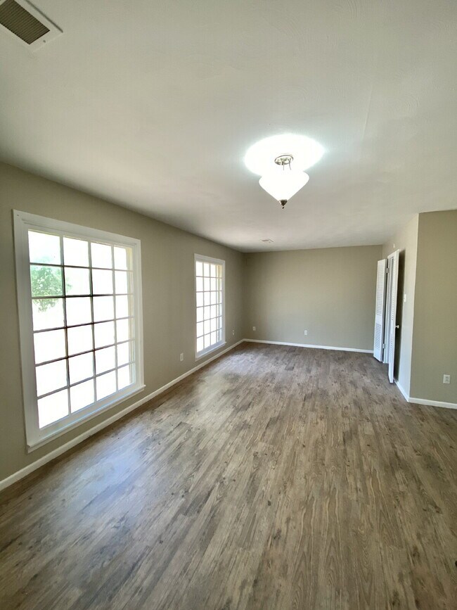Building Photo - Spacious 4-Bedroom, 3-Bath Home in Central...