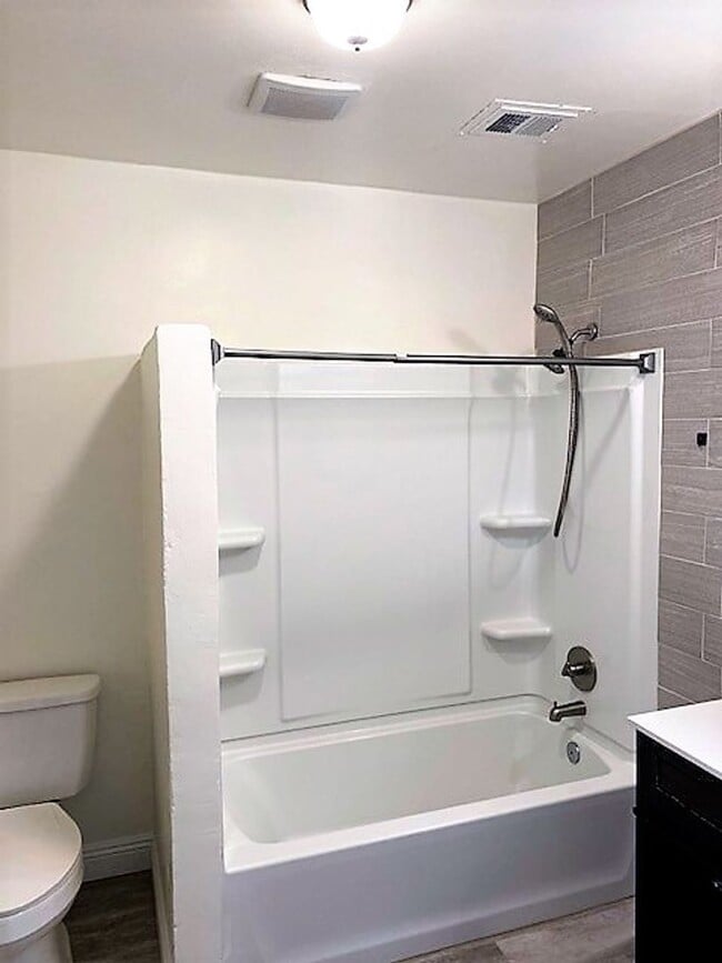 Building Photo - Spacious Home in Shasta Lake City!!